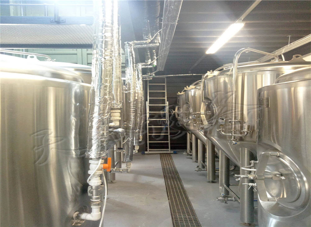 啤酒釀造裝備體系中的貼標(biāo)機(jī)